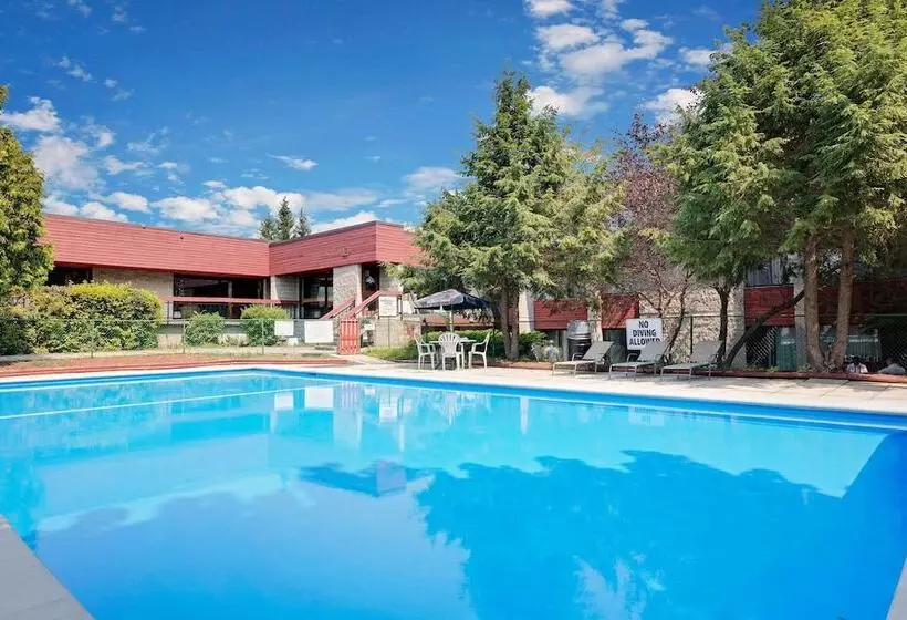 בית מלון כפרי Ramada By Wyndham Pinewood Park Resort North Bay