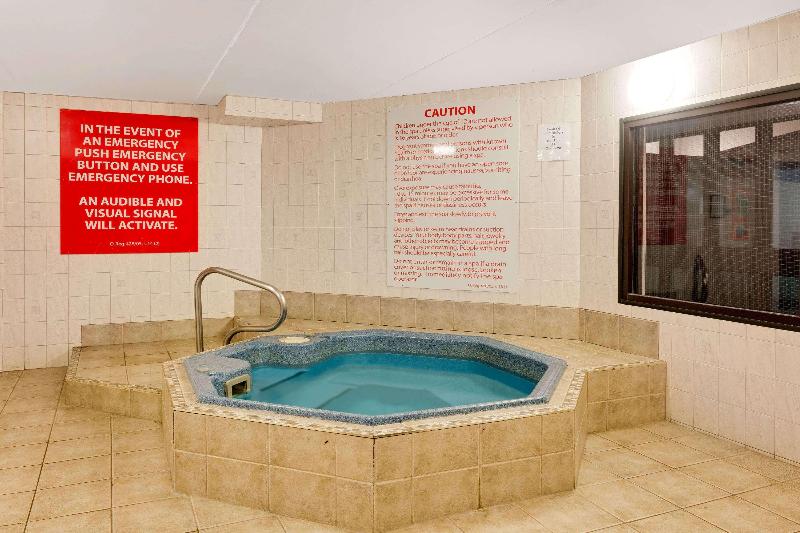 فندق Ramada By Wyndham Pinewood Park Resort North Bay