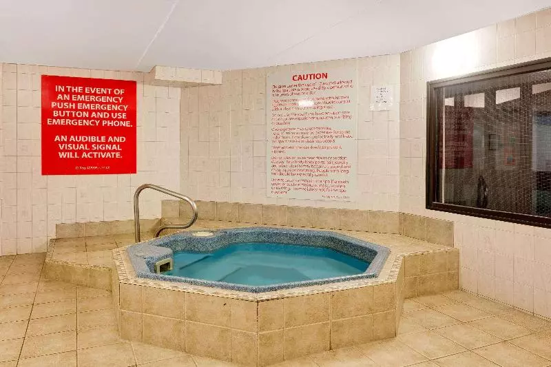 בית מלון כפרי Ramada By Wyndham Pinewood Park Resort North Bay