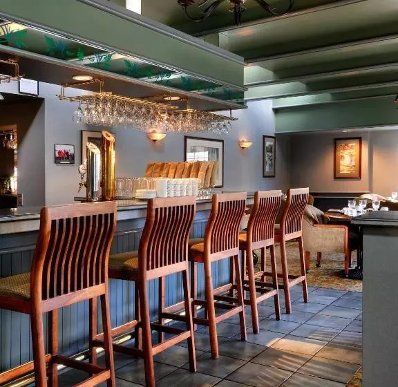 Royal Scot Hotel & Suites