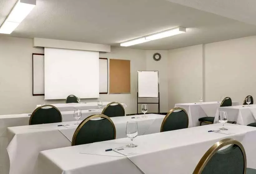 فندق Travelodge By Wyndham Kingston Lasalle