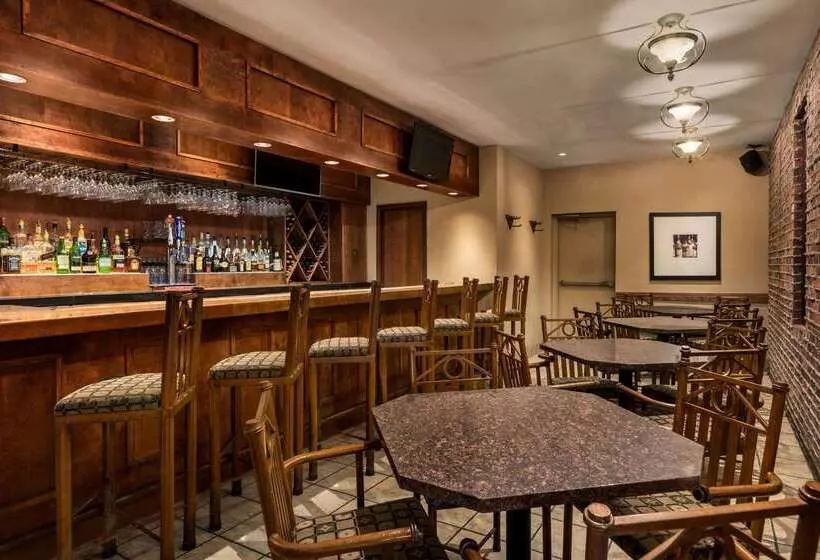 فندق Travelodge By Wyndham Kingston Lasalle