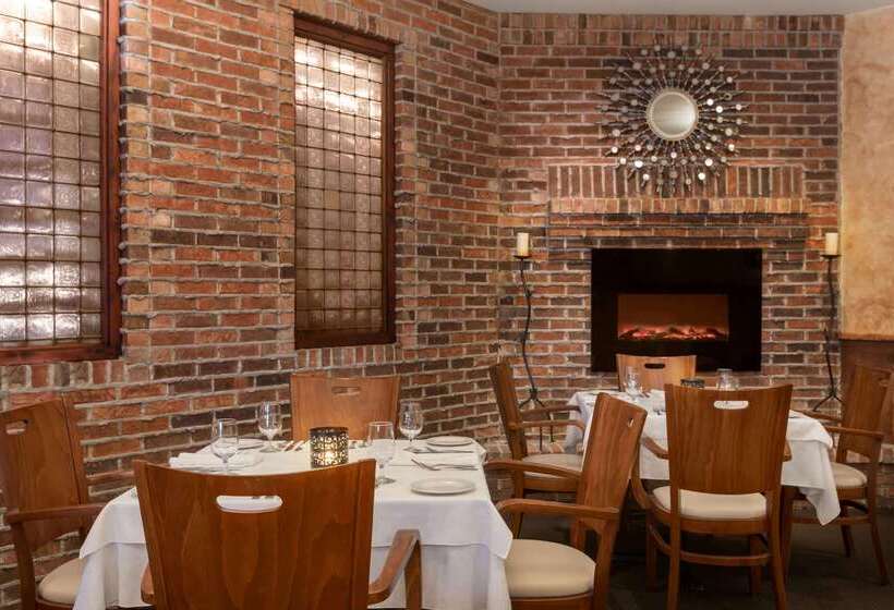 هتل Travelodge By Wyndham Kingston Lasalle