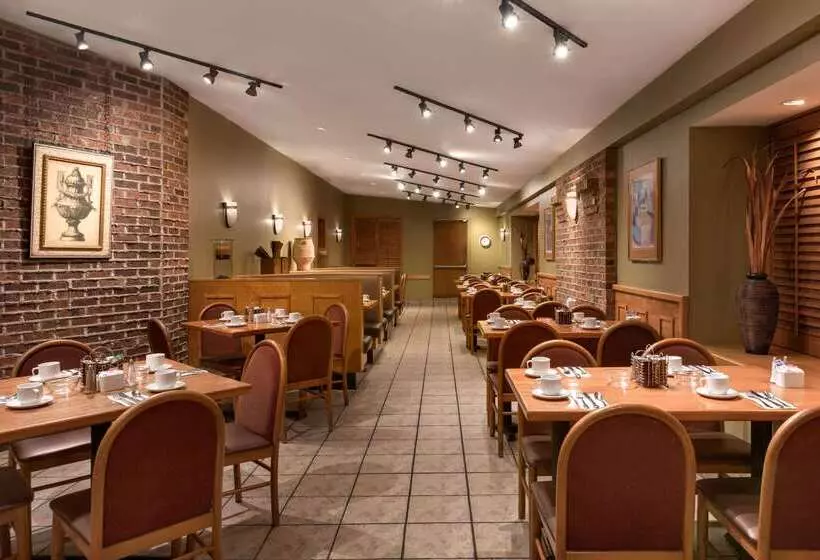 فندق Travelodge By Wyndham Kingston Lasalle