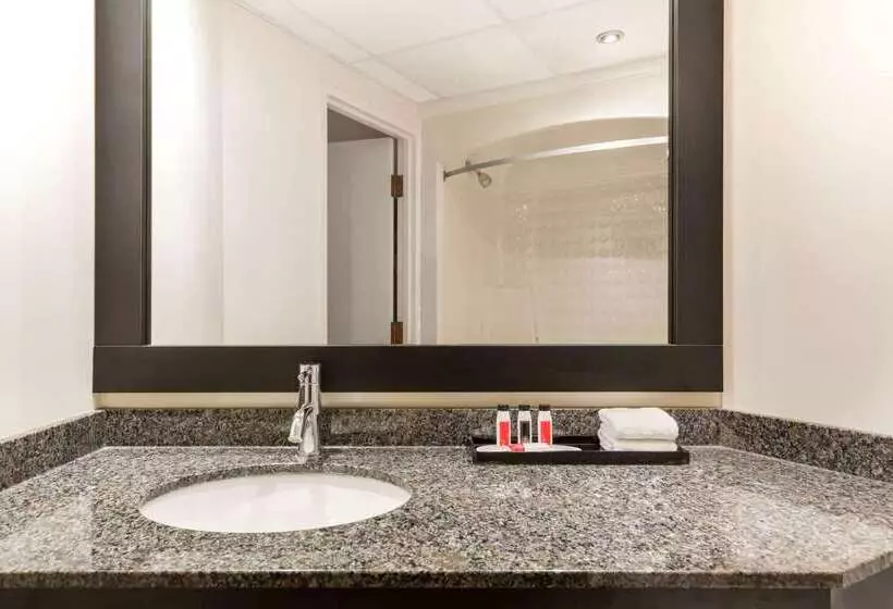 فندق Travelodge By Wyndham Kingston Lasalle