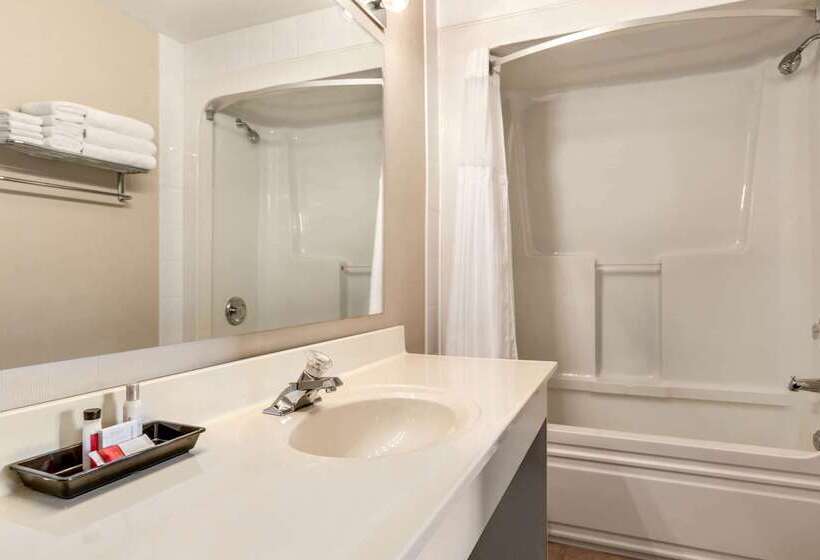 هتل Travelodge By Wyndham Kingston Lasalle