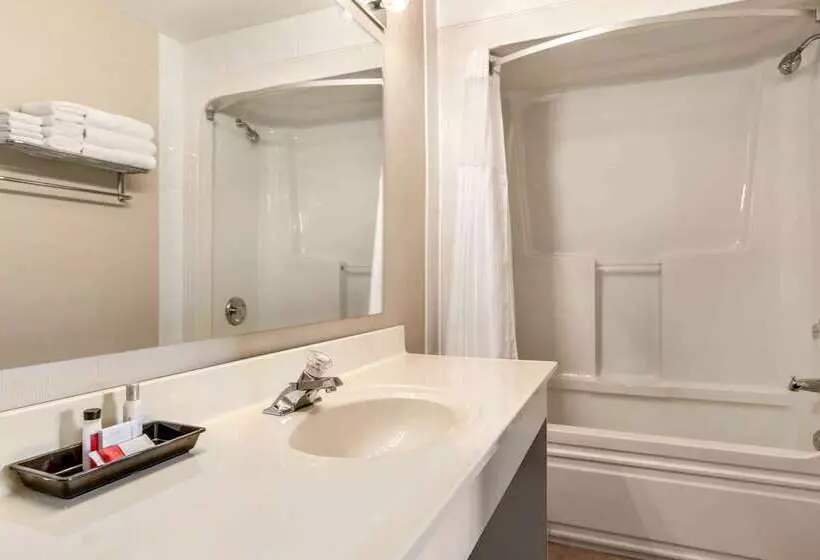 فندق Travelodge By Wyndham Kingston Lasalle