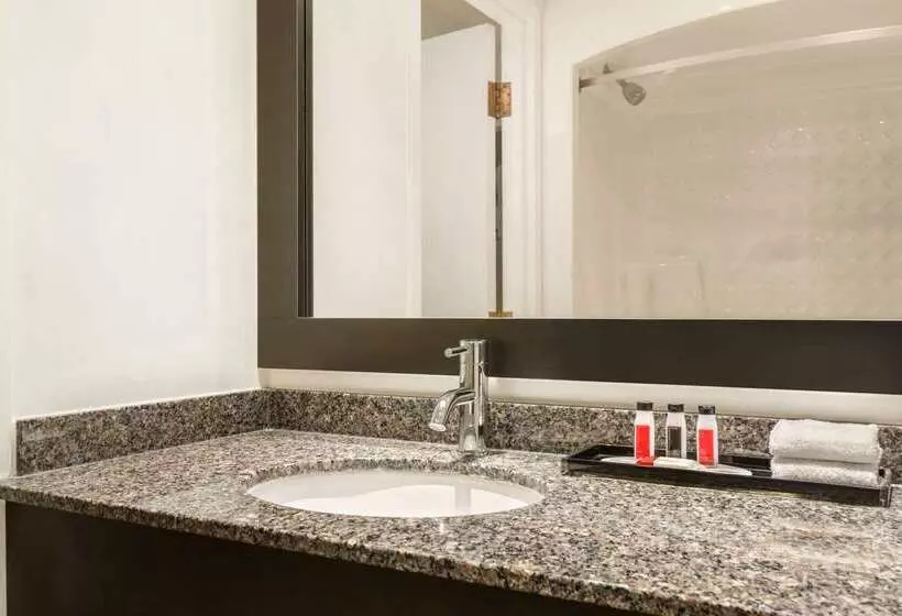 فندق Travelodge By Wyndham Kingston Lasalle