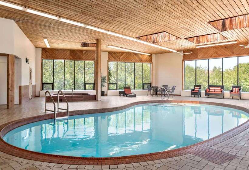 هتل Travelodge By Wyndham Kingston Lasalle