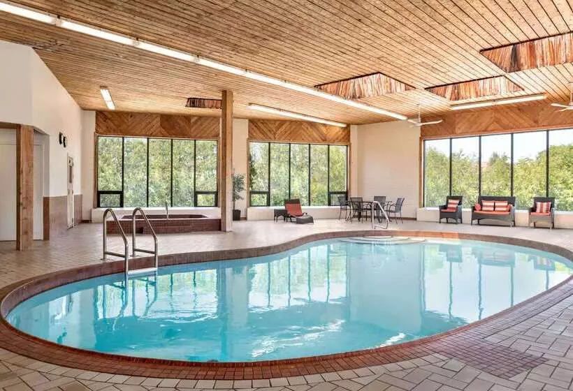 فندق Travelodge By Wyndham Kingston Lasalle