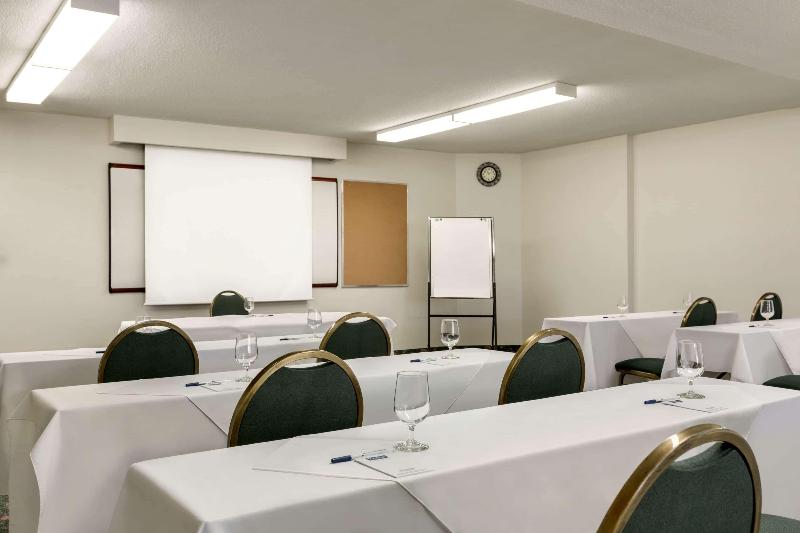 هتل Travelodge By Wyndham Kingston Lasalle