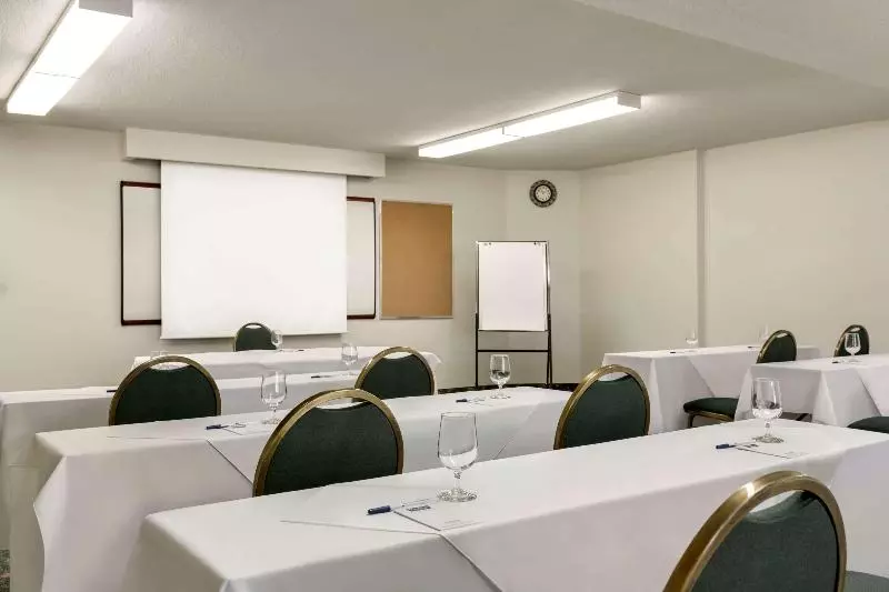 فندق Travelodge By Wyndham Kingston Lasalle