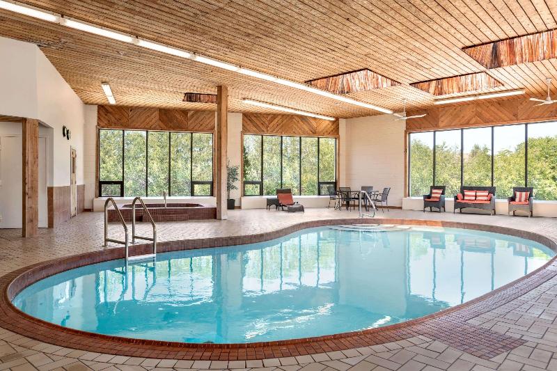 هتل Travelodge By Wyndham Kingston Lasalle