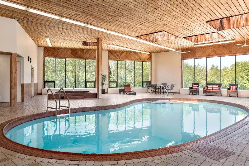 فندق Travelodge By Wyndham Kingston Lasalle