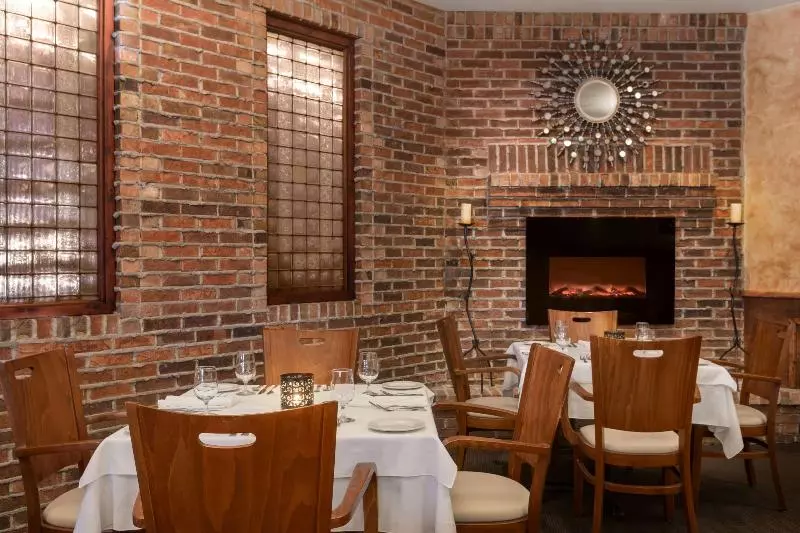 فندق Travelodge By Wyndham Kingston Lasalle