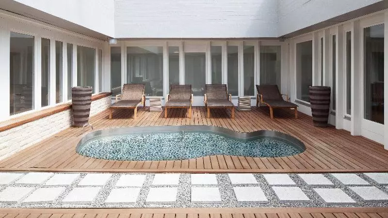 Hotel Crowne Plaza Zürich, An Ihg