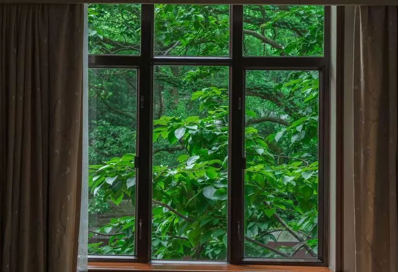 酒店 Shangri La Hangzhou   The Back Garden Of West Lake