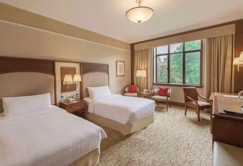 酒店 Shangri La Hangzhou   The Back Garden Of West Lake