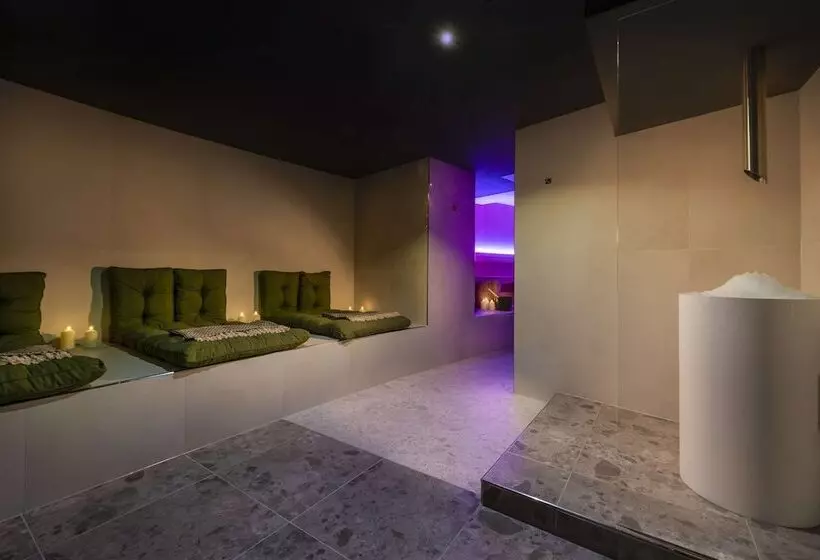 Wasserturm Hotel Cologne, Curio Collection By Hilton