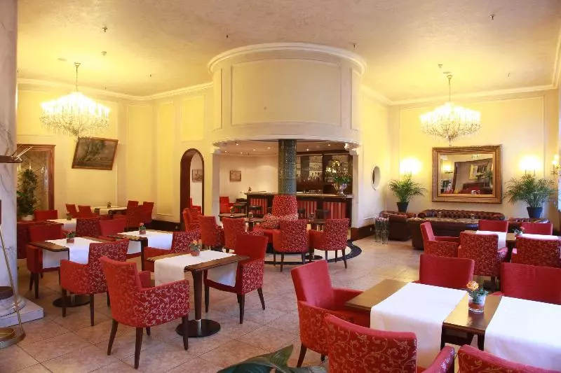 בית מלון כפרי Monopol  Central Station