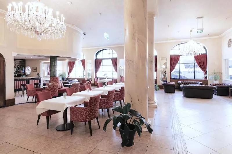 בית מלון כפרי Monopol  Central Station