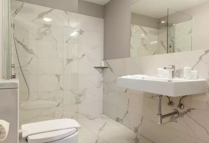 בית מלון כפרי Monopol  Central Station