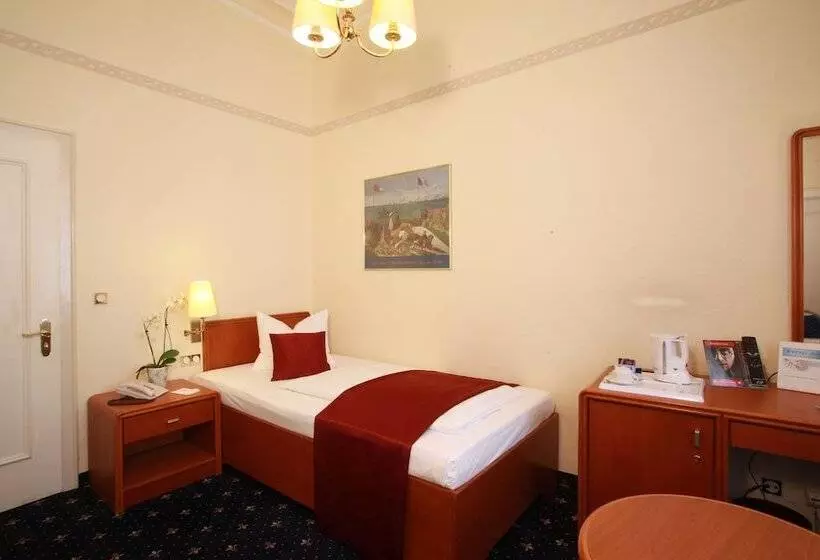 בית מלון כפרי Monopol  Central Station