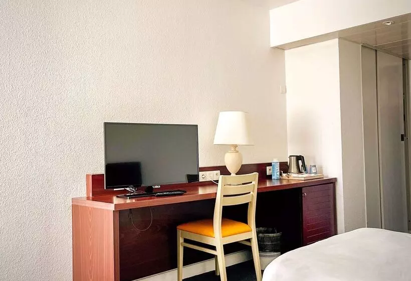 فندق Kyriad Nemours