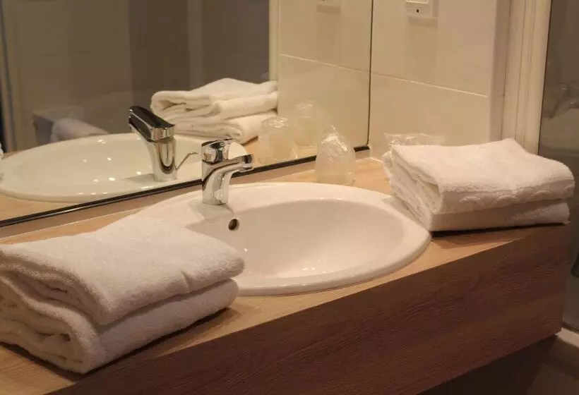 فندق Kyriad Nemours