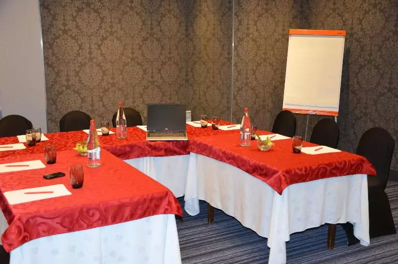 Brit Hotel Du Dauphin L Aigle