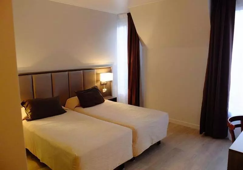 هتل De Flore   Montmartre