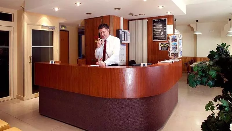 هتل De Flore   Montmartre