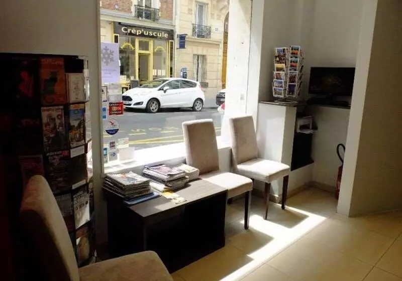 هتل De Flore   Montmartre