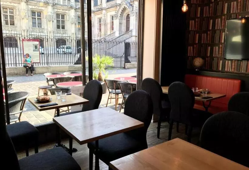 Отель Les Initiés