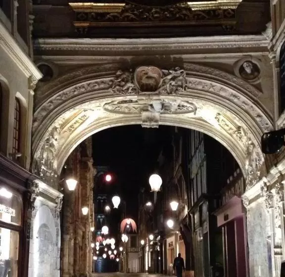 Отель Les Initiés