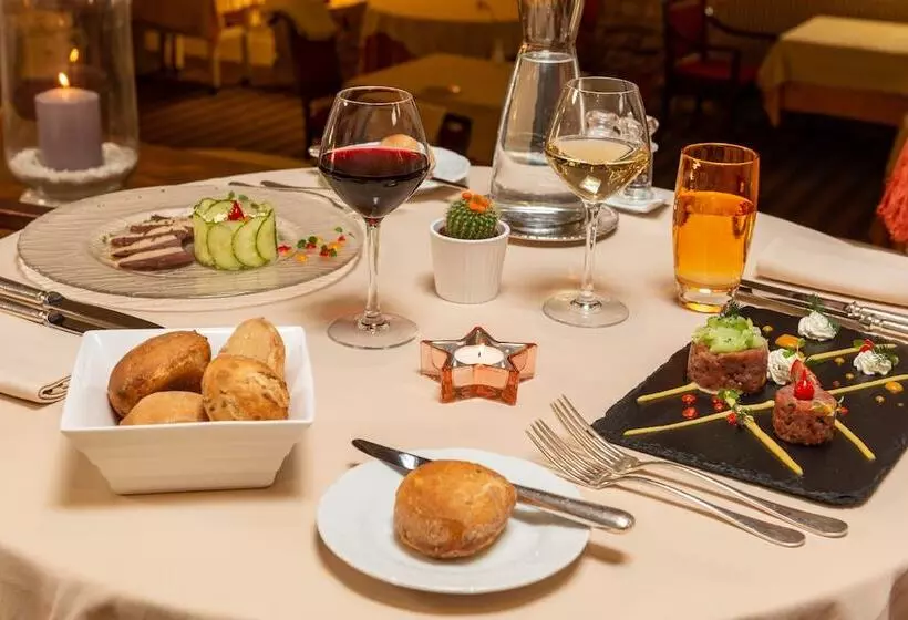 ホテル The Originals Château De Perigny