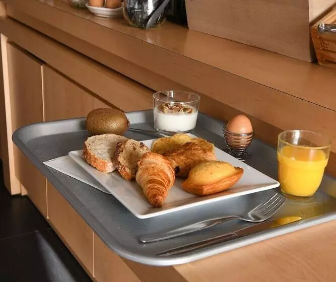 Отель Ibis Saintes