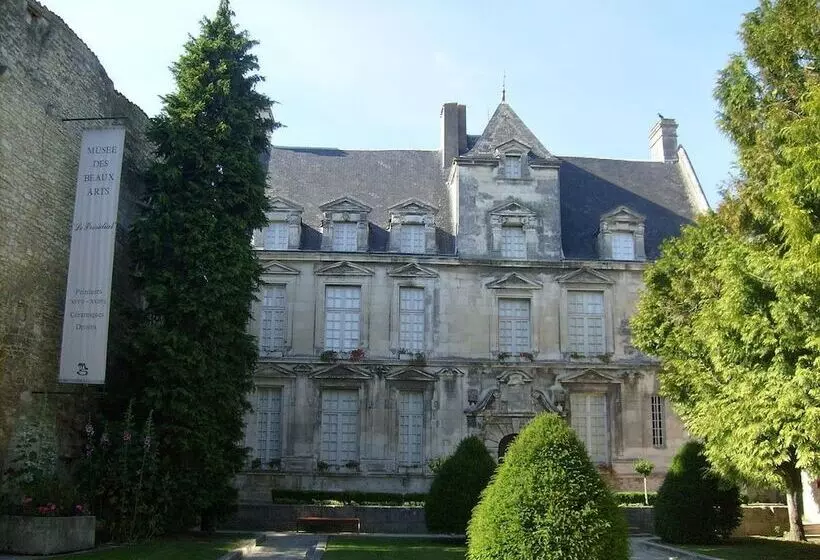 Отель Ibis Saintes