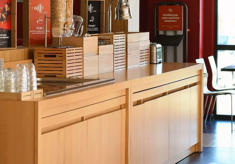 Отель Ibis Saintes