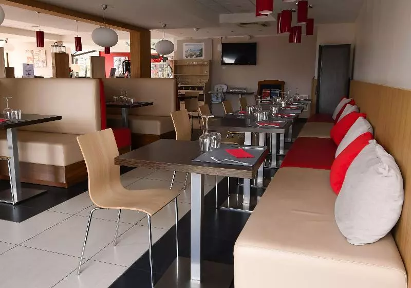 Отель Ibis Saintes