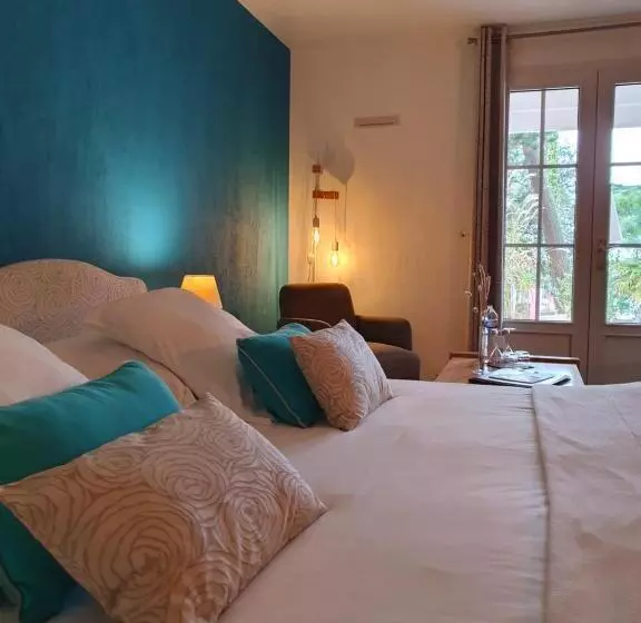 Отель Hôtel Les Prateaux