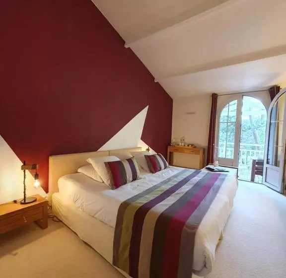 Отель Hôtel Les Prateaux