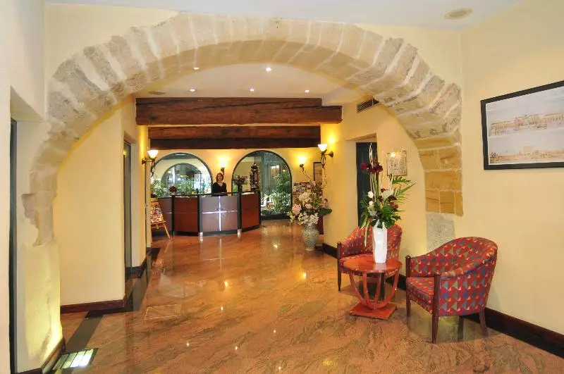 Отель Le Phenix