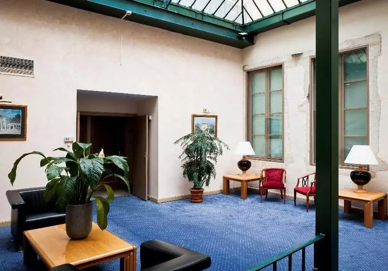 Отель Le Phenix