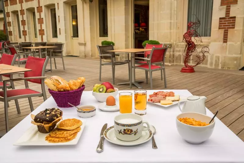 Резиденция Hôtel The Originals Résidence De Rohan