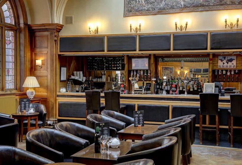 فندق Crown & Mitre