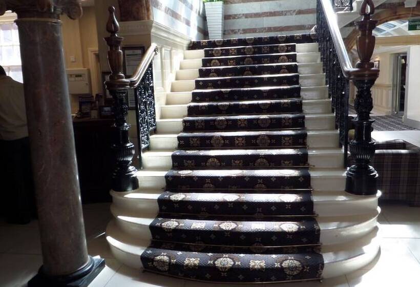 فندق Crown & Mitre