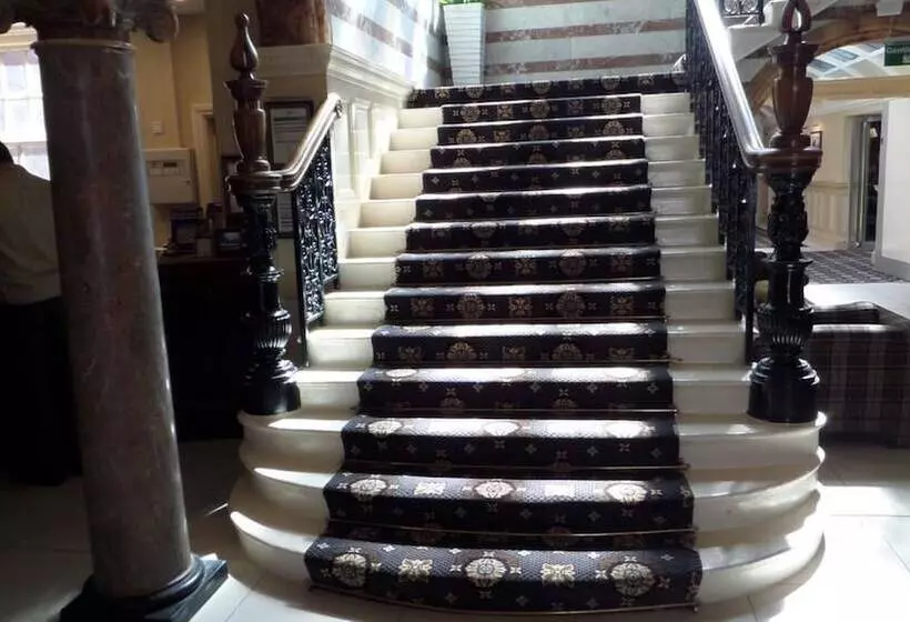 酒店 Crown & Mitre