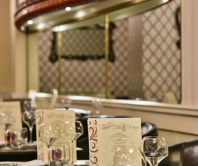 酒店 Crown & Mitre