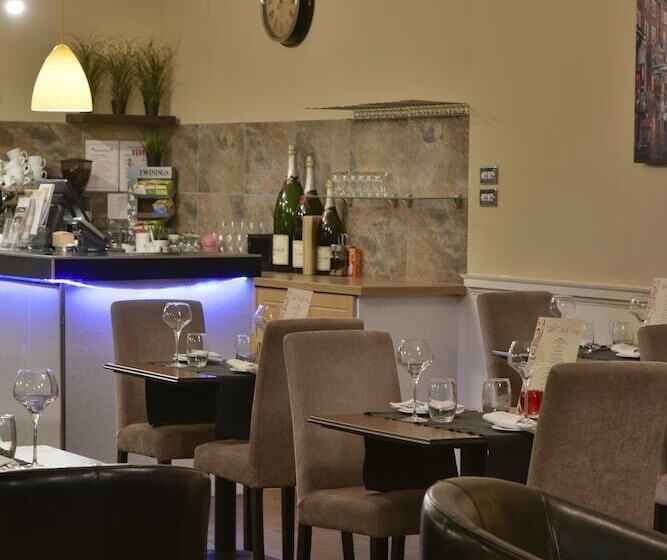 فندق Crown & Mitre